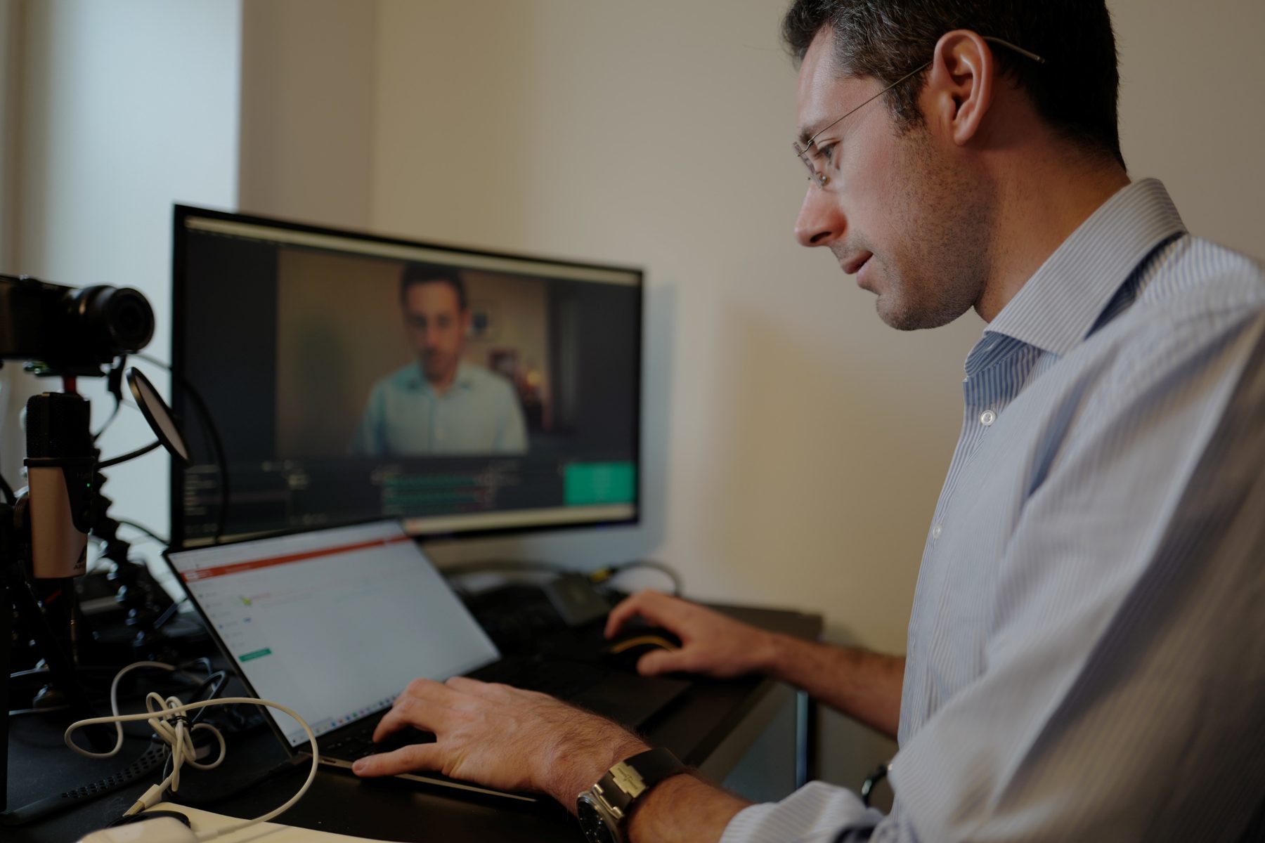 Maurizio La Cava teaching online from the MLC studio
